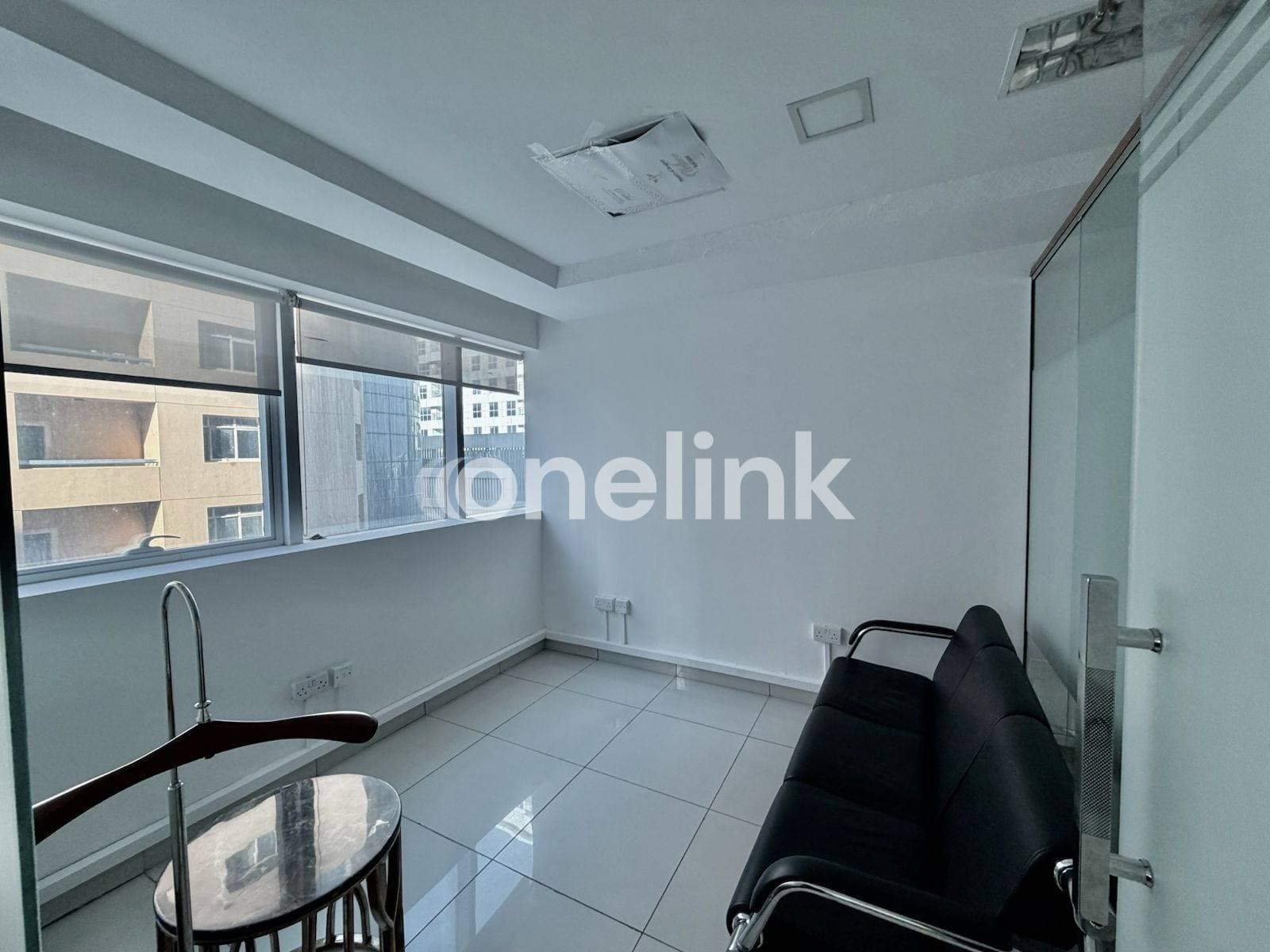 Semi-Furnished Office | 3 Partitions | Natural Light, photo 3